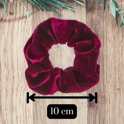 burgundy scrunchie measuring 10 cm on a wooden background.